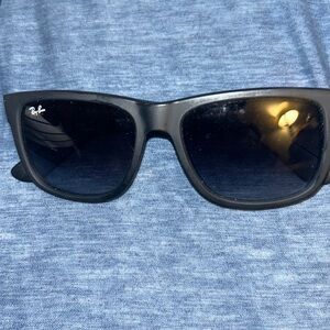 Ray bans *REAL• don’t come with a case but can wrap dem up for shipping